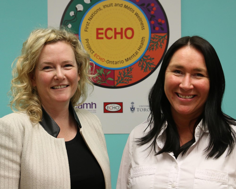 De gauche à droite, les Dres Allison Crawford et Renee Linklater, codirigent le projet ECHO Ontario pour le mieux-être des Premières Nations, des Inuits et des Métis.