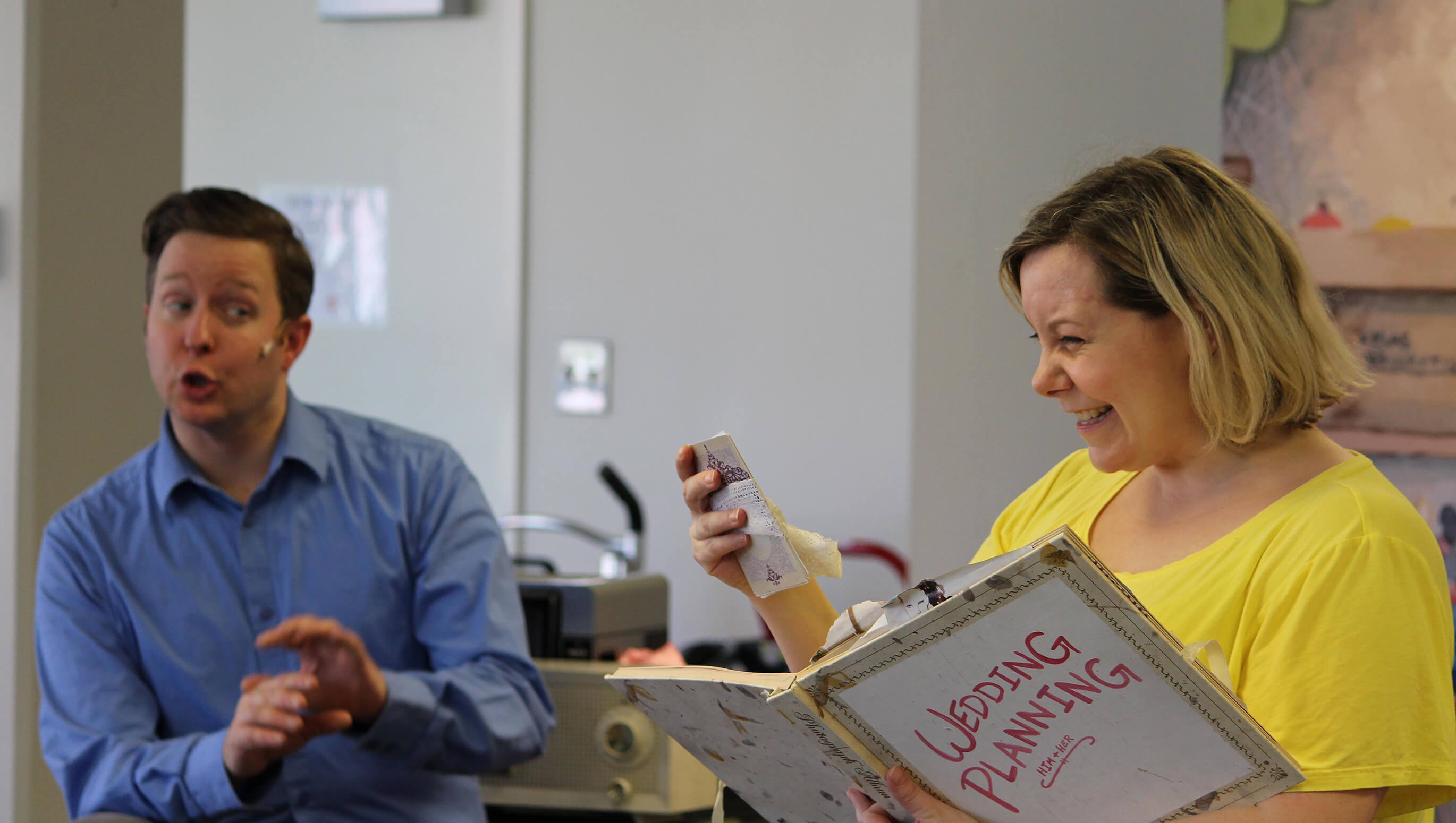 Des comédiens de la troupe Smile Theatre, comme Mark et Cara, divertissent les clients de CAMH.
