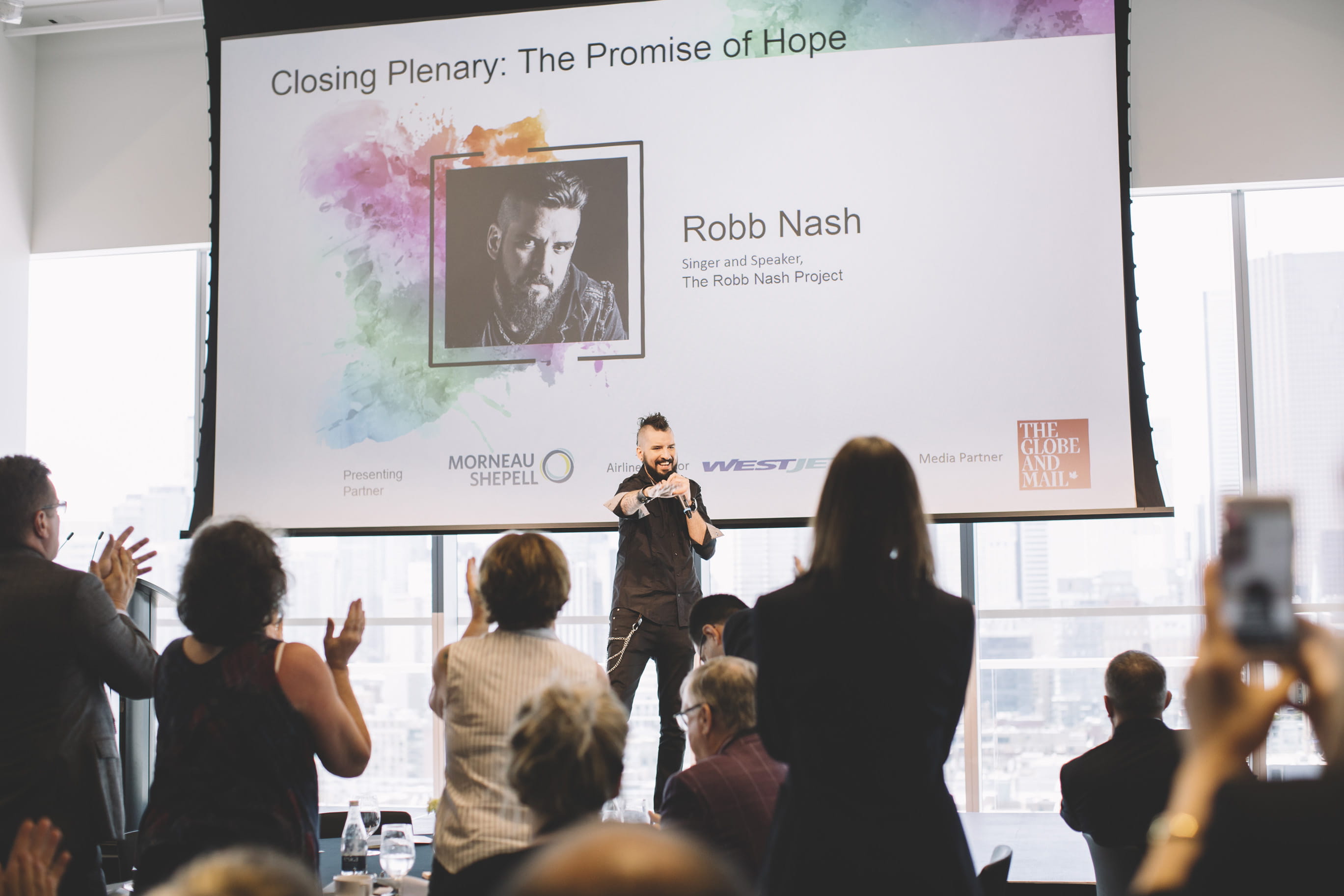 Robb Nash speaking to the audience.