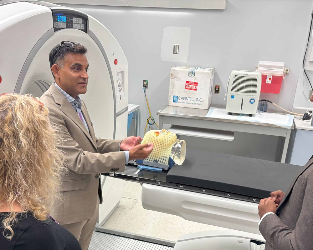 Assistant Minister of Mental Health Vijay Thanigasalam visited CAMH to tour our research